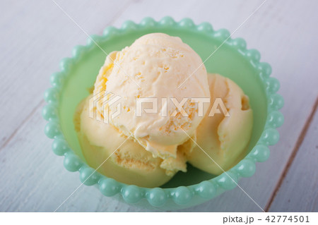 バニラアイス 42774501