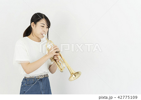 トランペットを吹く女性の写真素材