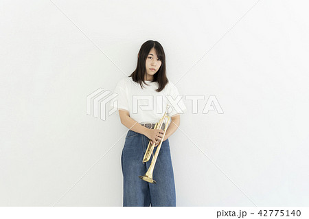 トランペットを吹く女性 42775140