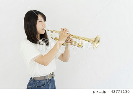 トランペットを吹く女性の写真素材