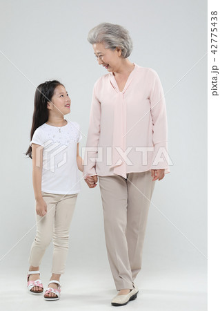 おばあちゃん 孫娘 家族 42775438