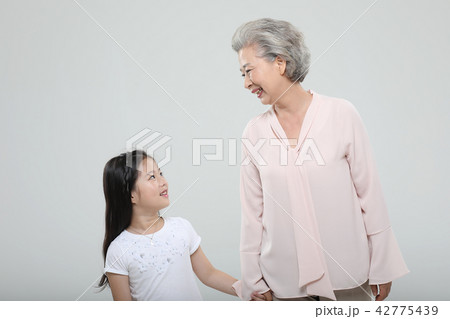 おばあちゃん 孫娘 家族 42775439