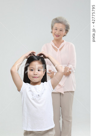 おばあちゃん 孫娘 家族 42775795