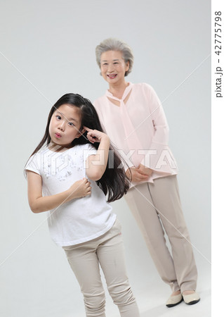 おばあちゃん 孫娘 家族 42775798