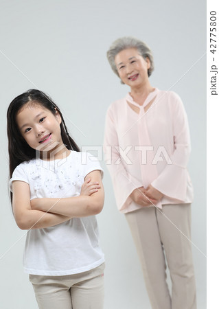 おばあちゃん 孫娘 家族 42775800