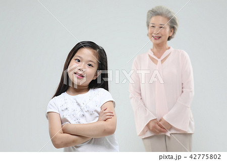 おばあちゃん 孫娘 家族 42775802