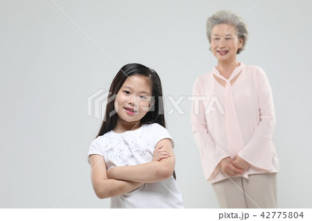 おばあちゃん 孫娘 家族 42775804