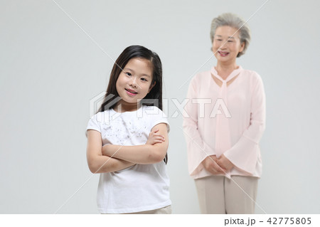 おばあちゃん 孫娘 家族 42775805