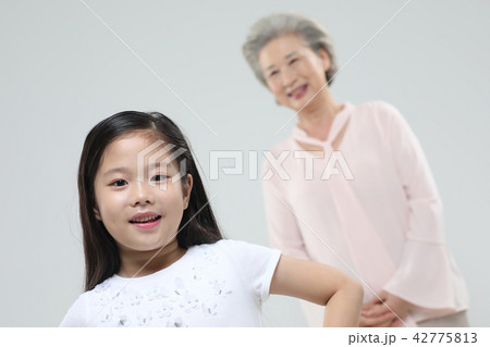 おばあちゃん 孫娘 家族 42775813