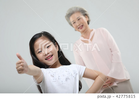 おばあちゃん 孫娘 家族 42775815