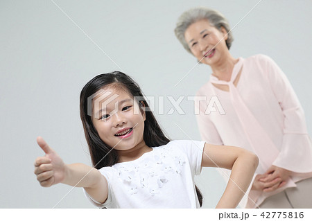 おばあちゃん 孫娘 家族 42775816