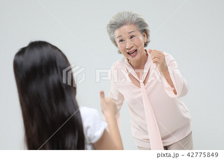 おばあちゃん 孫娘 家族 42775849