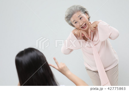 おばあちゃん 孫娘 家族 42775863