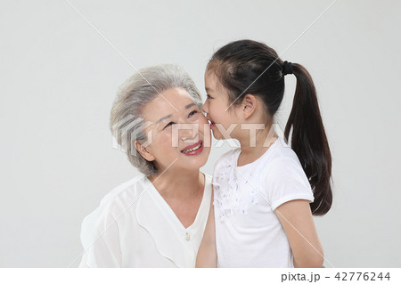 おばあちゃん 孫娘 家族 42776244