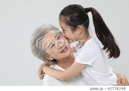 おばあちゃん 孫娘 家族 42776246