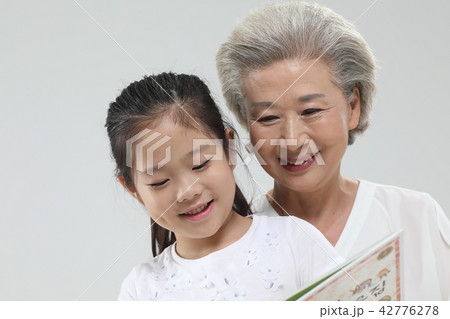 おばあちゃん 孫娘 韓国人 42776278