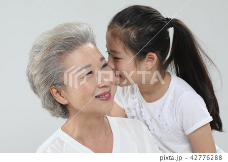 おばあちゃん 孫娘 家族 42776288