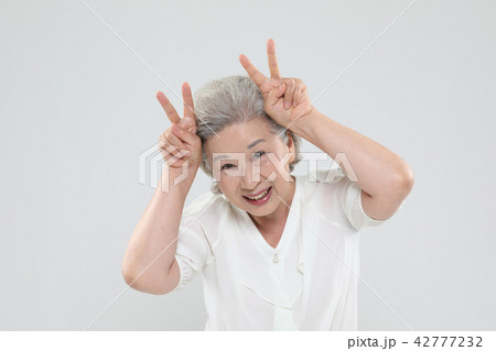おばあちゃん 孫娘 家族 42777232