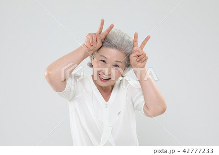 おばあちゃん 孫娘 家族 42777233