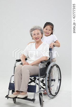 おばあちゃん 孫娘 女の子 42777305