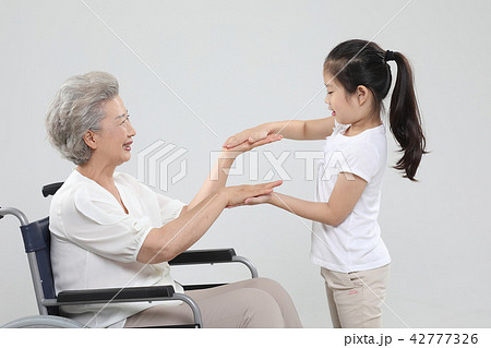 おばあちゃん 孫娘 家族 42777326