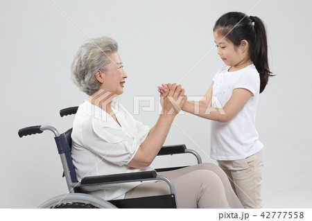 おばあちゃん 孫娘 家族 42777558