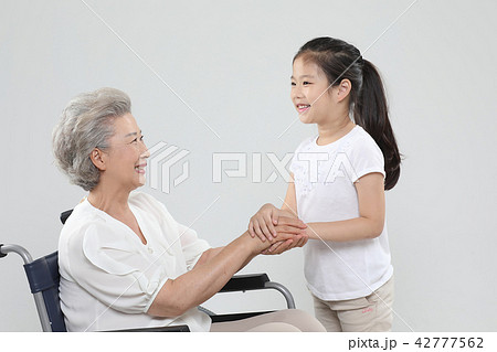 おばあちゃん 孫娘 家族 42777562