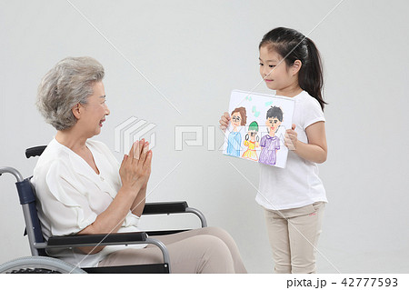 おばあちゃん 孫娘 家族 42777593