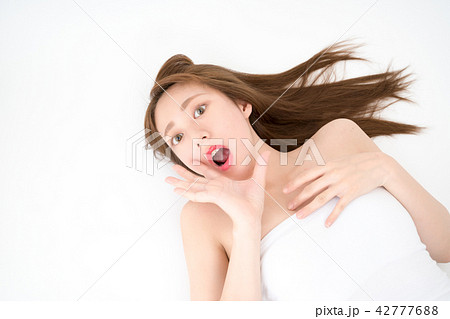 驚く・叫ぶ・女性・俯瞰 42777688