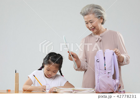おばあちゃん 孫娘 家族 42778231