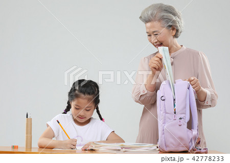 おばあちゃん 孫娘 家族 42778233