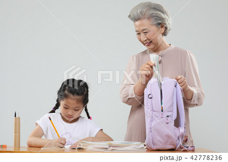 おばあちゃん 孫娘 家族 42778236