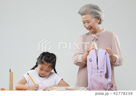 おばあちゃん 孫娘 家族 42778239