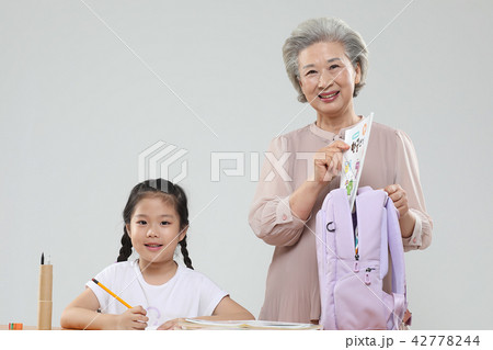 おばあちゃん 孫娘 家族 42778244