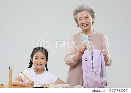 おばあちゃん 孫娘 家族 42778247
