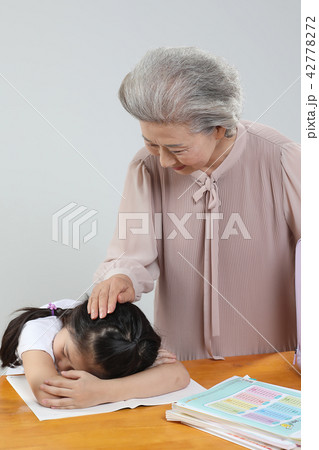 おばあちゃん 孫娘 家族 42778272