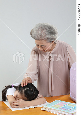 おばあちゃん 家族 ファミリー 42778273