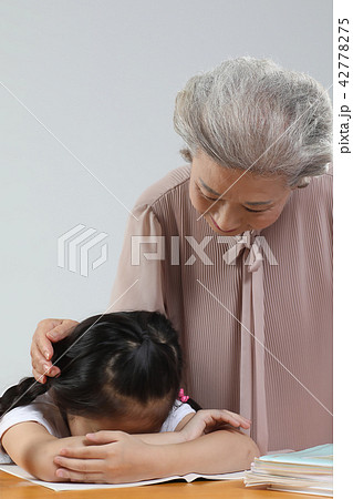おばあちゃん 孫娘 女の子 42778275