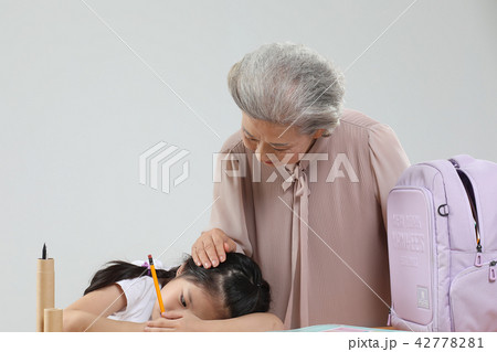 おばあちゃん 孫娘 家族 42778281