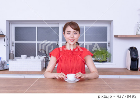 珈琲を飲む女性 42778495