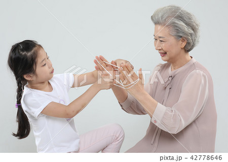 おばあちゃん 孫娘 家族 42778646