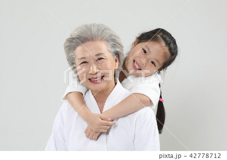 おばあちゃん 孫娘 家族 42778712