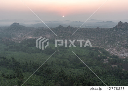 インドのハンピのサンライズ 42778823