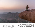 絶景で笛を吹く旅人 42778824