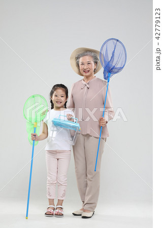 おばあちゃん 孫娘 家族 42779123