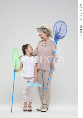 おばあちゃん 孫娘 家族 42779124