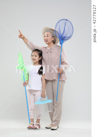 おばあちゃん 孫娘 家族 42779127