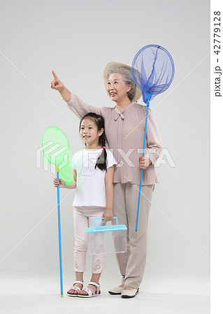 おばあちゃん 孫娘 家族 42779128