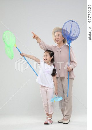 おばあちゃん 孫娘 家族 42779129