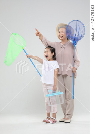 おばあちゃん 孫娘 家族 42779133